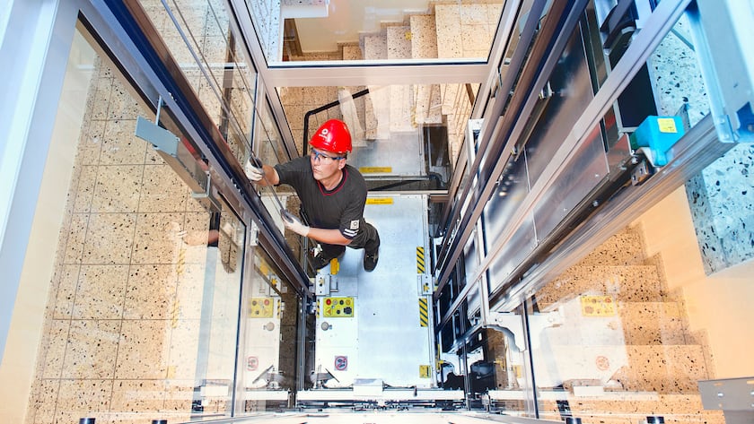 Ein Techniker im Liftschaft bei der Arbeit.