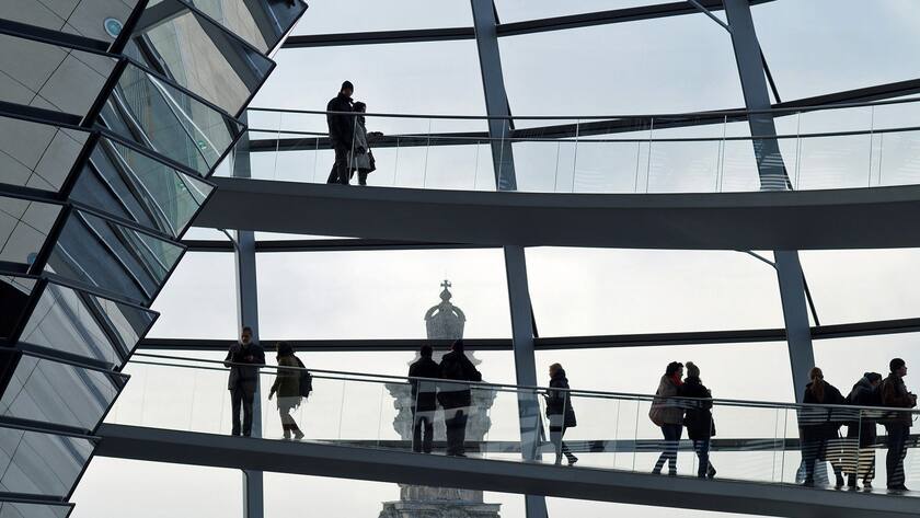 Besucher in der Kuppel des Reichstagsgebäudes in Berlin, wo das deutsche Parlament tagt.
