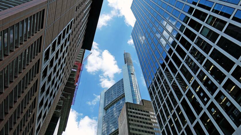 Bankentürme in der deutschen Finanzmetropole Frankfurt, im Hintergrund der Sitz der Commerzbank.
