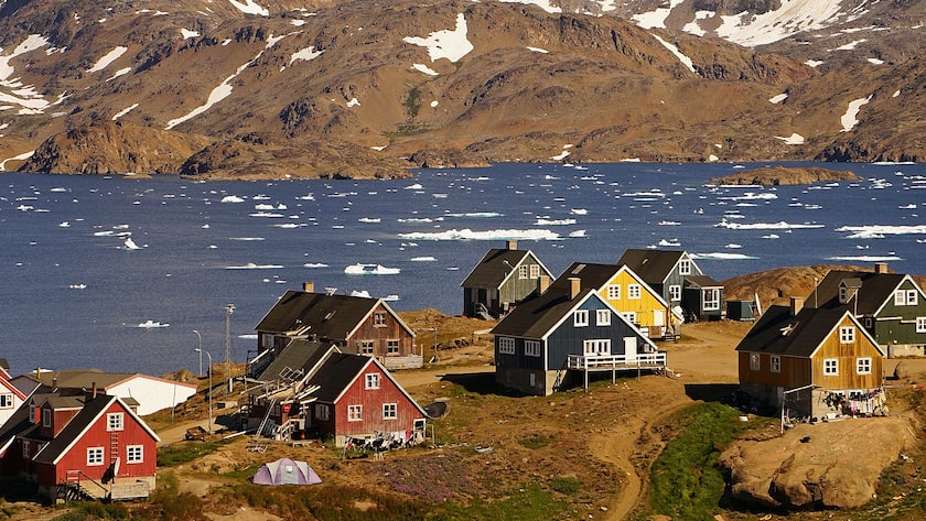 Landestypische Häuser in einem Dorf in Ostgrönland.