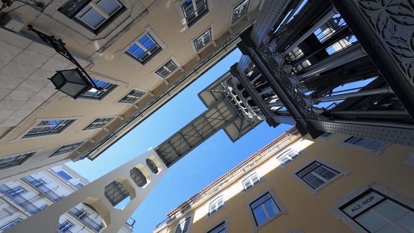 Historischer Lift in der als Wohnort beliebten Altstadt von Lissabon.