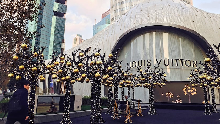 Weihnachtsdekorationen für einem Louis-Vuitton-Geschäft in Schanghai.
