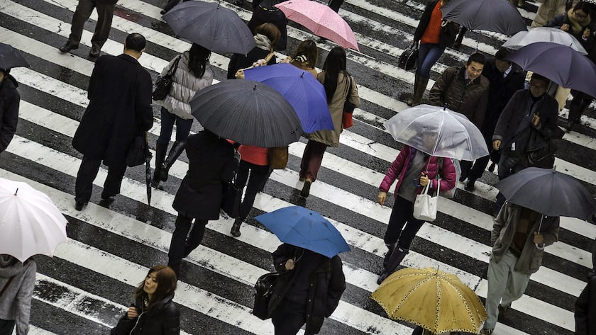 Fussgängerstreifen in Japan im Regen.