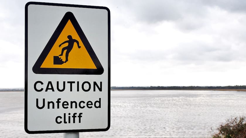 Warnschild wegen einer gefährlichen Klippe.