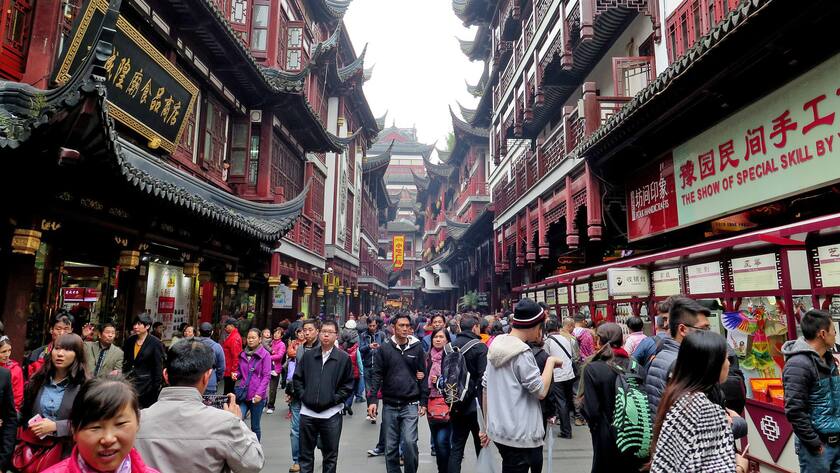 Belebte Einkaufsstrasse in Schanghai.