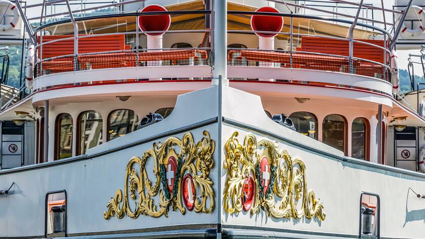 Lebendige Tradition: Der Raddampfer «Unterwalden» ist am Bug mit dem Schweizerwappen geschmückt.