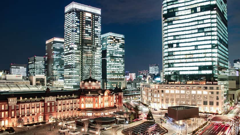 Nächtlich erleuchtete Bürohäuser beim historischen Hauptbahnhof von Toyko.