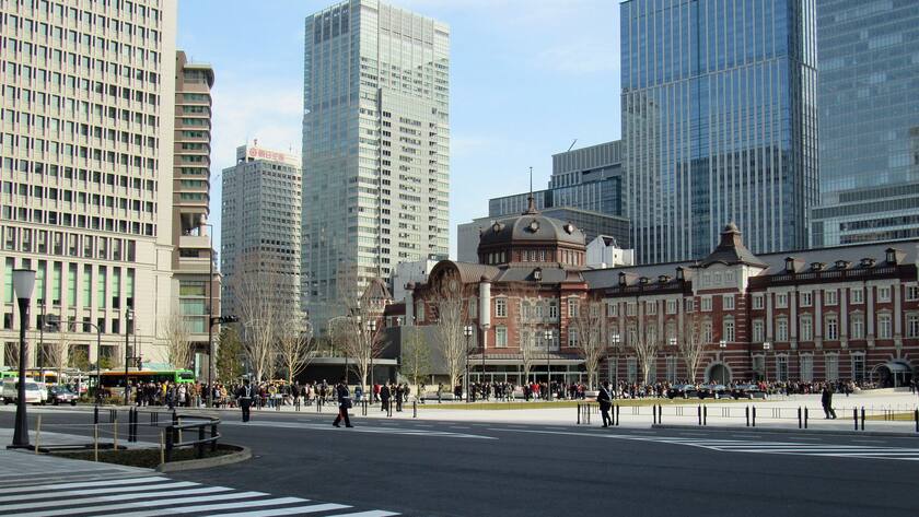 Der Bahnhof von Tokyo, umgeben von Bürogebäuden.