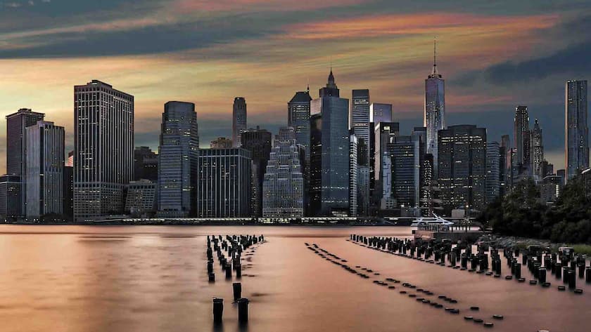 Blick auf das abendliche Manhattan, von Brooklyn aus gesehen.