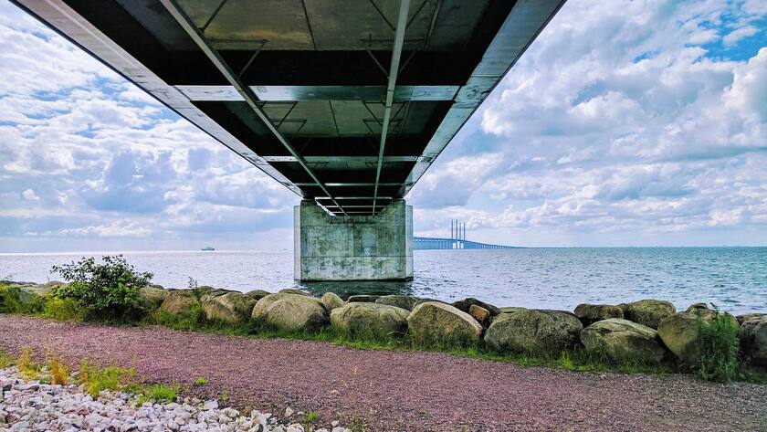 Die Oresund-Brücke verbindet Schweden und Dänemark.