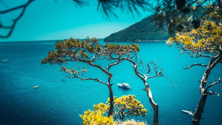 Aussicht von einer Klippe aufs Mittelmeer