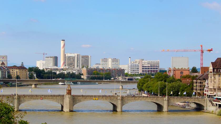 Blick über die mittlere Basler Rheinbrücke zum Firmenareal von Novartis.