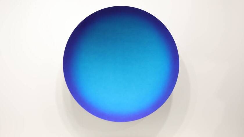 Ein Kunstwerk von Anish Kappor an der Art Basel Miami Beach 2023.