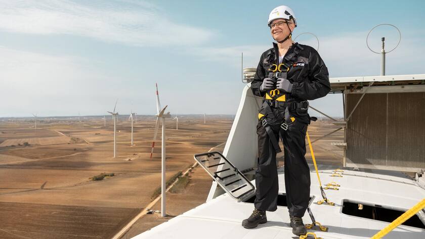 CEO Robert Itschner auf einer Windturbine im Windpark Castellaneta Italien