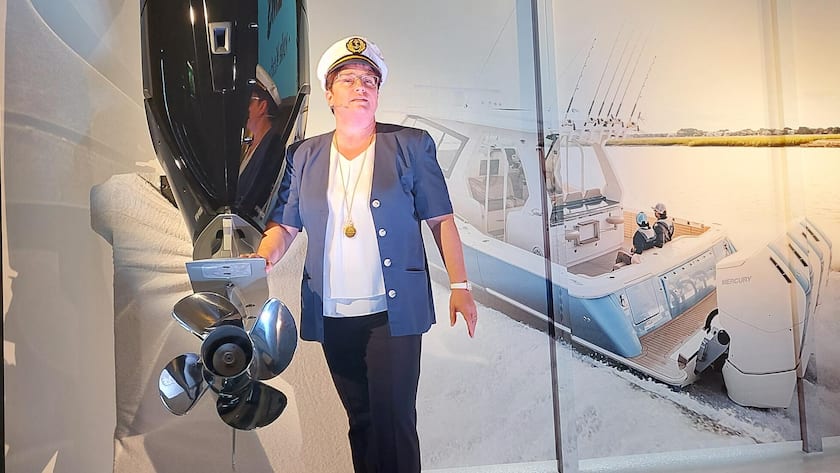 Magdalena Martullo-Blocher zeigt einen Aussenbord-Motor mit Materialen von Ems-Chemie.