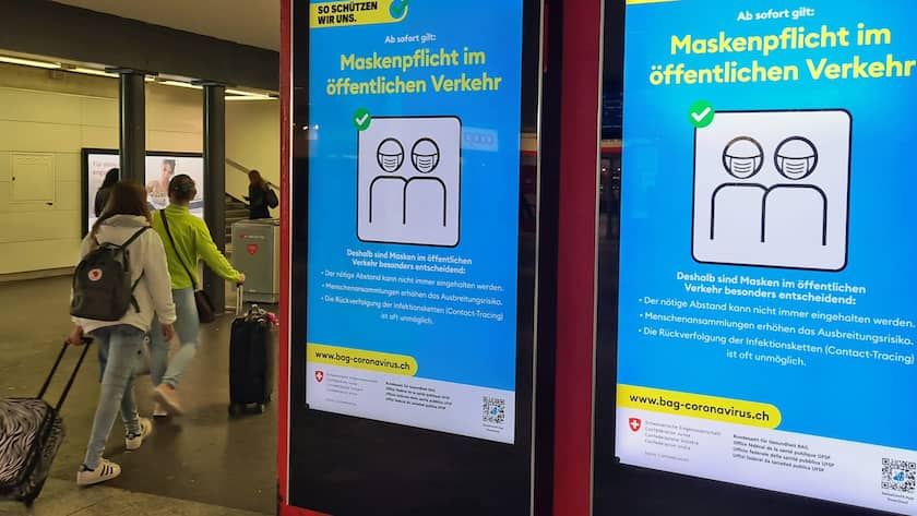 Am Bahnhof Winterthur werden Pendler auf die Maskenpflicht hingewiesen.