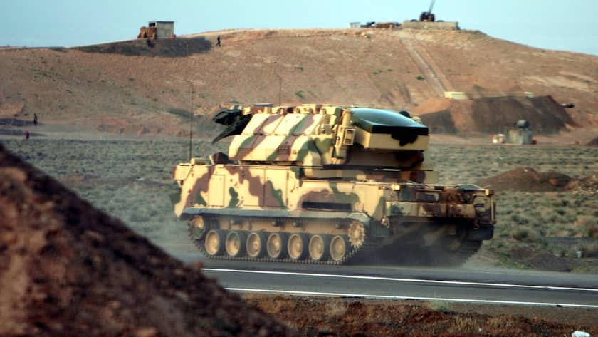 Iranischer Panzer patrouilliert bei der Uran-Anreicherungsanlage in Natans, Iran (2025).