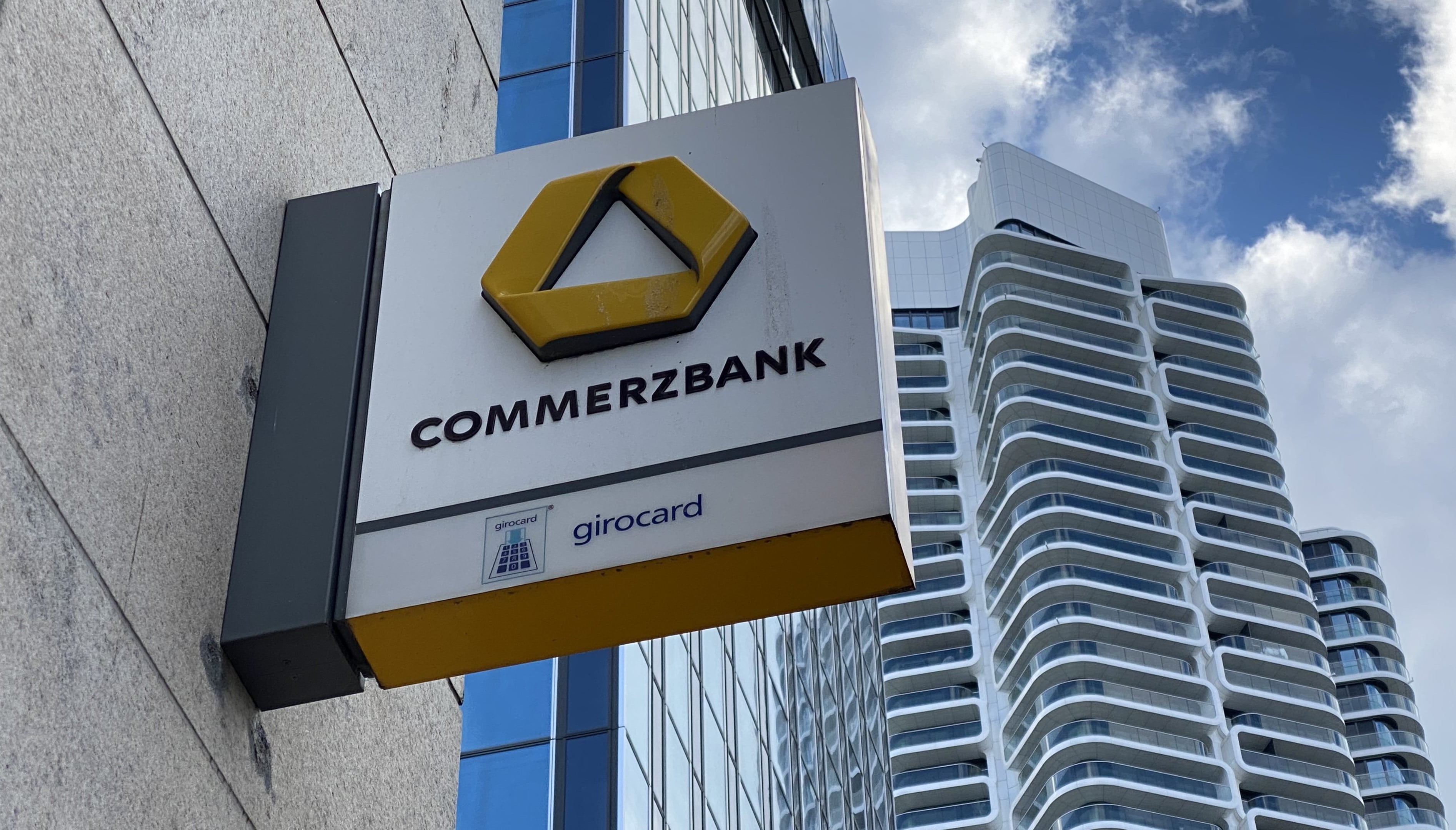 Commerzbank sieht sich auf Kurs zu Rekordjahr | cash