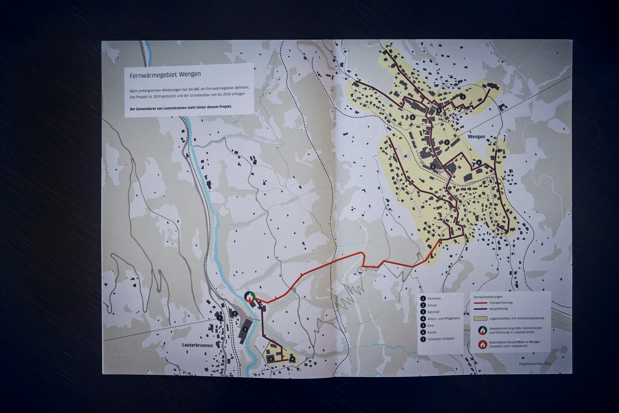 Die Transportleitung verläuft zwischen Lauterbrunnen (l. u.) und Wengen (r. o.). Sie ist 1,2 Kilometer lang und muss 555 Höhenmeter überwinden.
