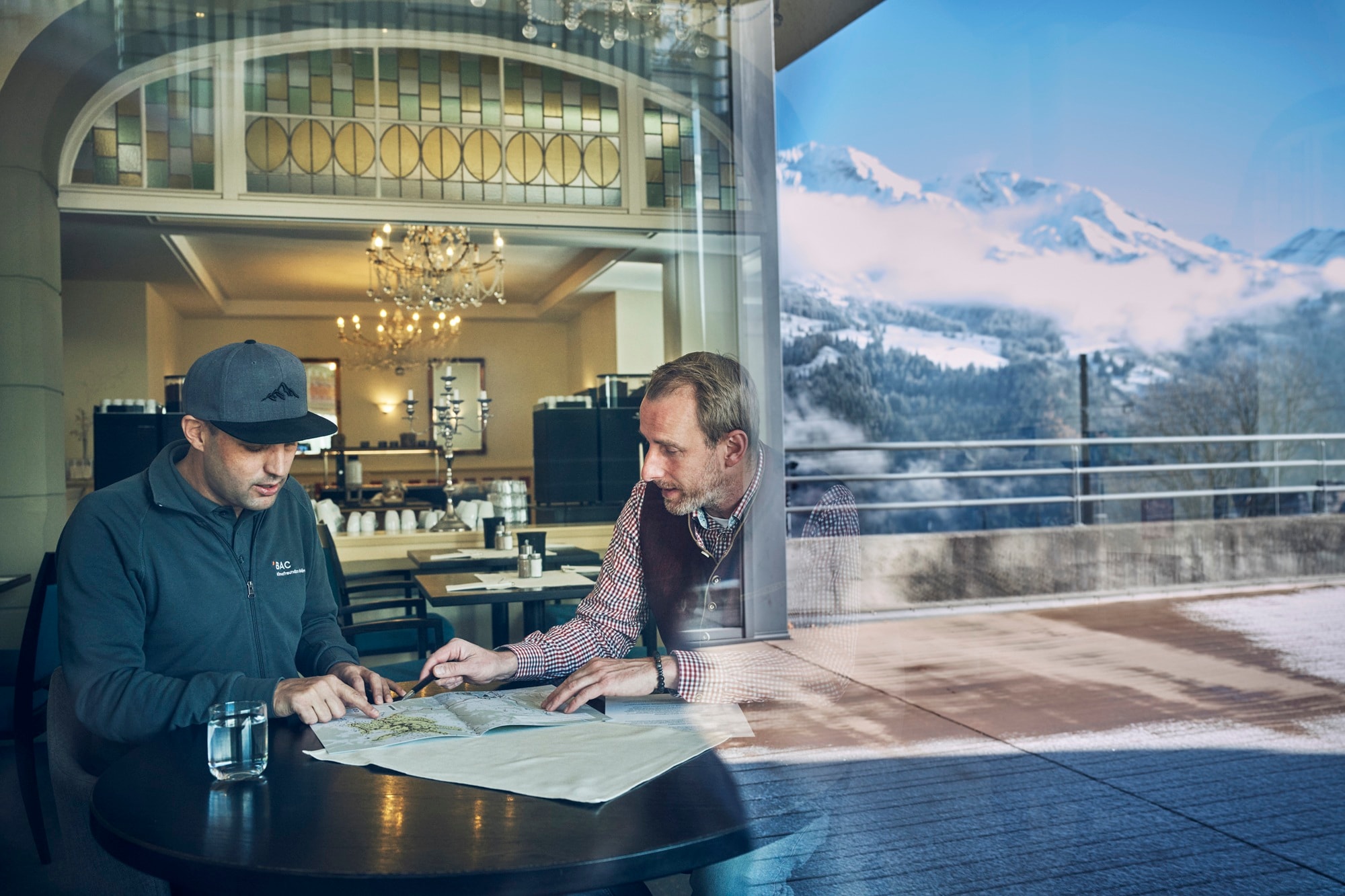 Projektleiter Niklaus Fischer (l.) und Hotelmanager Maximilian Dinkelaker studieren den Plan, der zeigt, wie die Fernwärme verteilt wird.