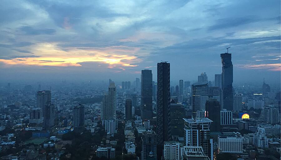 Blick auf das Zentrum von Bangkok in der Abenddämmerung.