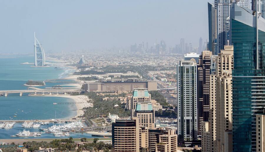 Blick auf Hochhäuser und den Strand von Dubai.