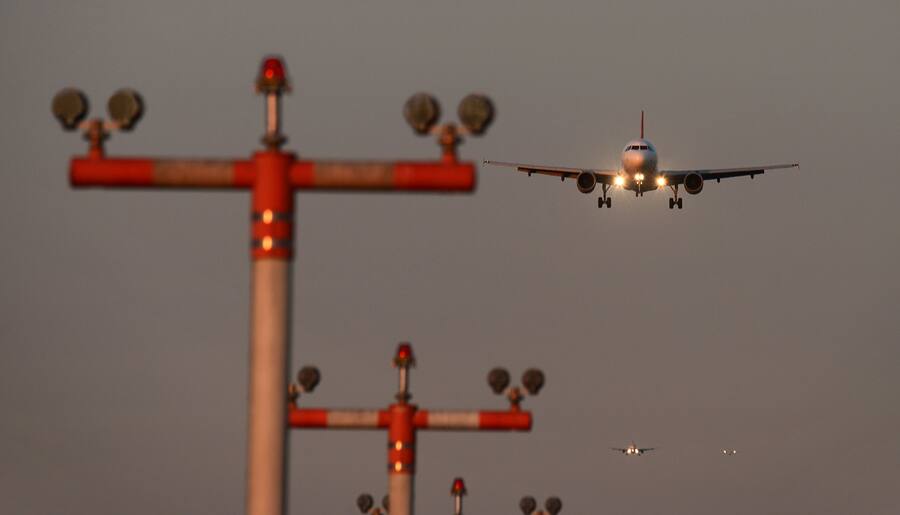 Ein Passagierflugzeug im Landeanflug auf dem Flughafen Zürich.
