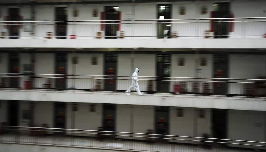 Rehabilitationszentrum in der chinesischen Stadt Wuhan: Komplett-Schutzanzug ist notwendig.