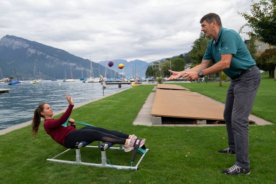 31.08.2022; Spiez; Portrait Anja von Allmen; Anja von Allmen beim Fitnesstraining mit Kondition-Trainer Heinz Maibach in der Badi Spiez. © Valeriano Di Domenico
