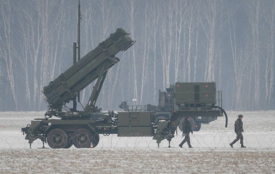 Das von Raytheon entwickelte Patriot-Raketensystem auf dem Warschauer Flughafen, Polen (Februar 2023).