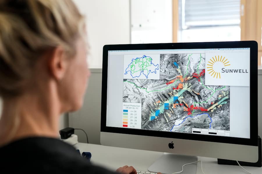 Sie zeigt mit ihrer Firma die Vorteile von Fotovoltaik in den Bergen auf.