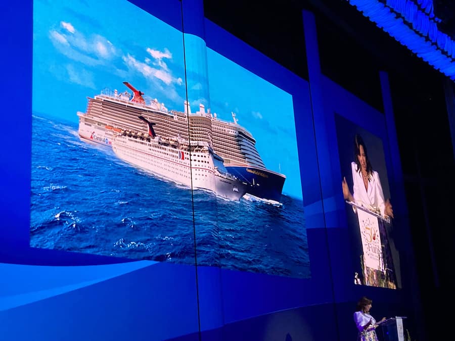 Carnival Cruise Line Präsidentin Christine Duffy zeigt die Carnival Celebration