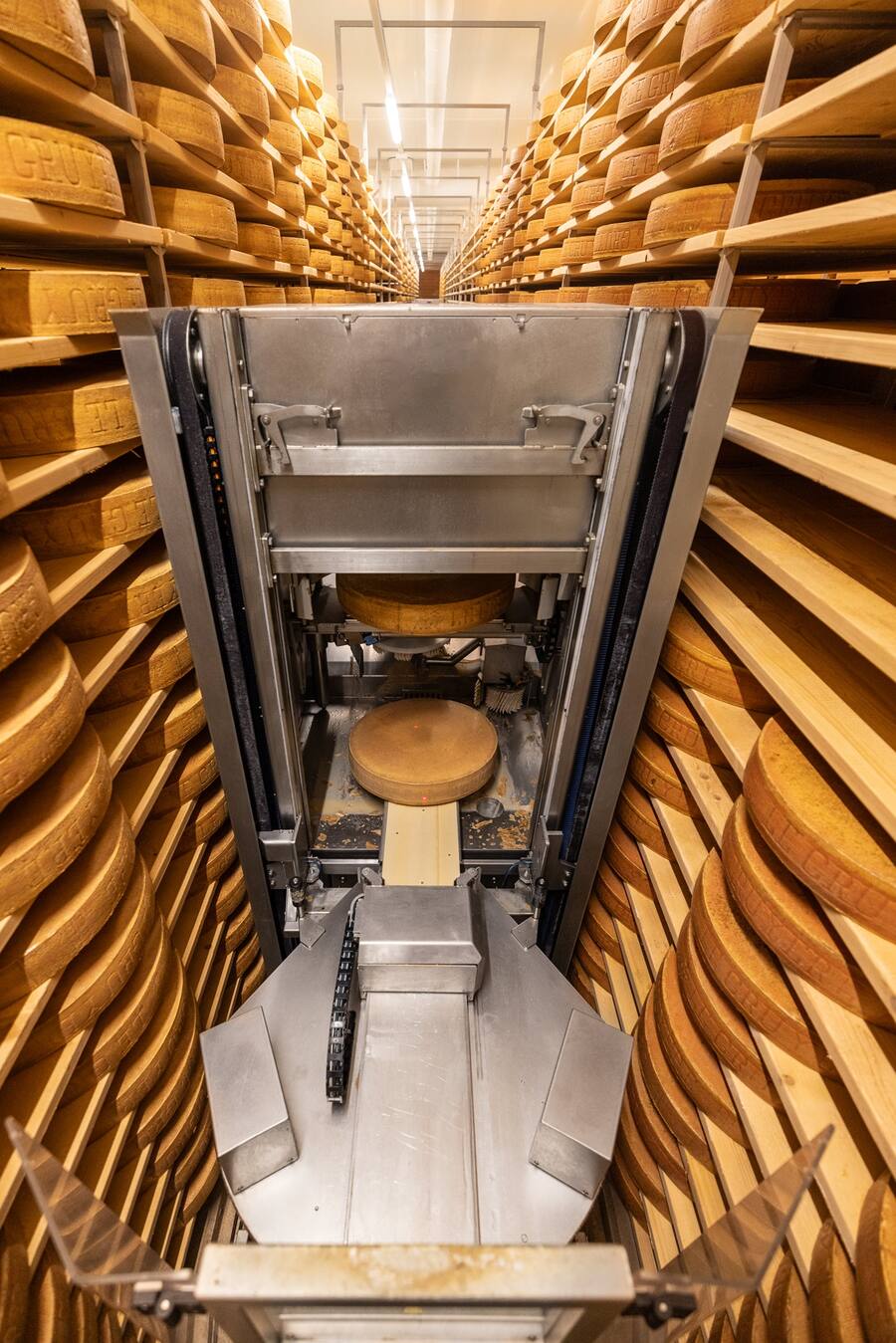 Dieser Roboter hilft bei der Pflege der Käselaibe. Auch er braucht Strom.