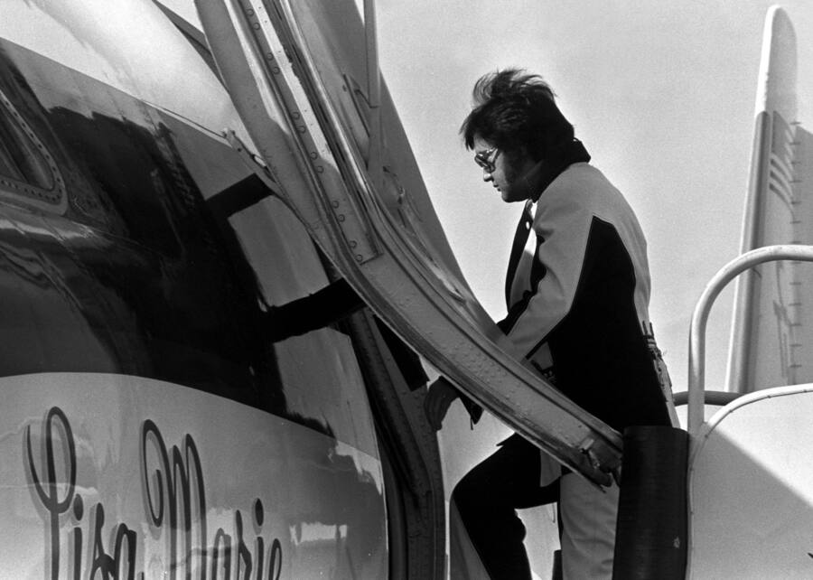 Elvis Presley steigt in seinen Privatjet ein (Ohio, 1976).