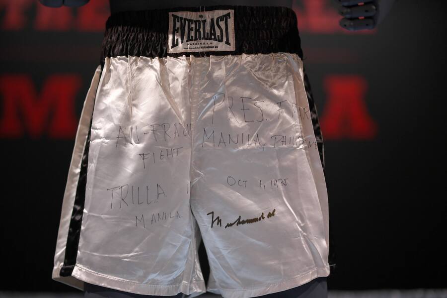 Die weissen Shorts der Boxlegende werden Millionen einbringen.