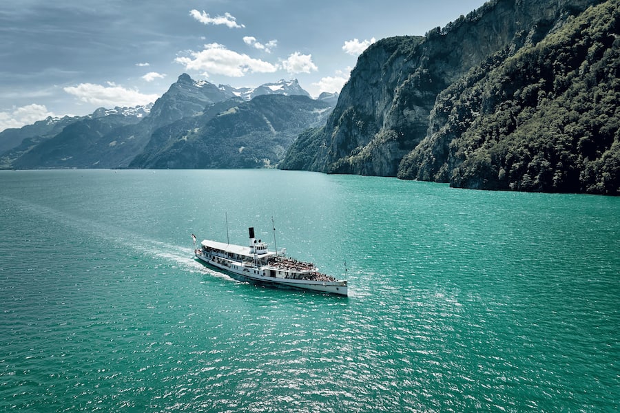 Fesselnde Erzählungen und unerwartete Begegnungen machen diese Reise einzigartig.