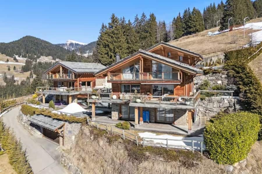 Das Doppel-Chalet bietet eine Grundstückfläche von über 2000 Quadratmetern.