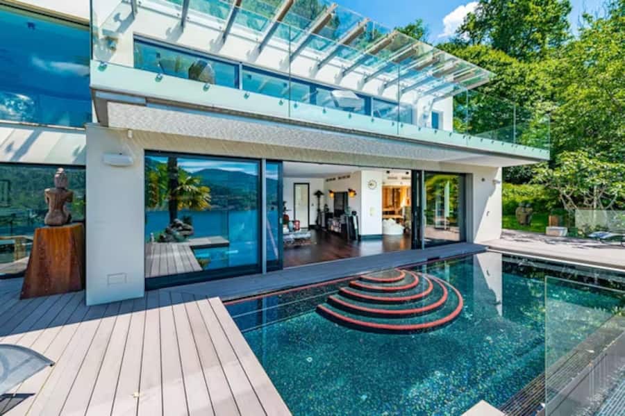 Der Infinity Pool mit den Palmen bringt echtes Ferienfeeling.