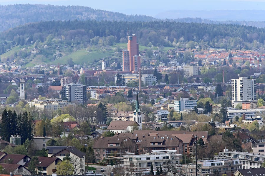 Blick auf die Stadt Winterthur, wo Fussballer Manuel Akanji in einen Wohnbau investiert.