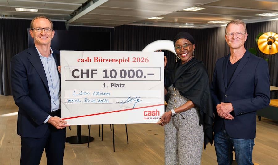 Marcel Gamper (links), Leiter Direct Clients Bank Zweiplus, und Daniel Hügli (rechts), Chefredaktor cash.ch, überreichen der Börsenspiel-Siegerin Lillian Obimo (Mitte) den Preis von 10'000 Franken.