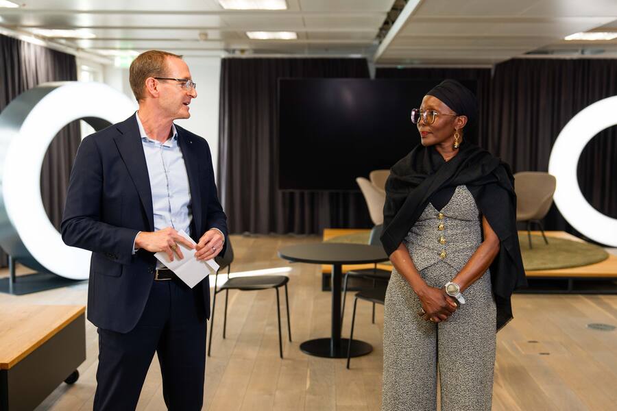 Marcel Gamper, Leiter Direct Clients Bank Zweiplus, mit Börsenspielgewinnerin Lillian Obimo.