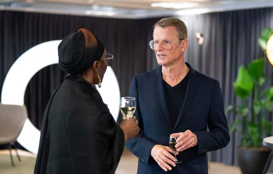Daniel Hügli, Chefredaktor von cash.ch, unterhält sich im Pressehaus Ringier nach der Preisübergabe mit Börsenspiel-Gewinnerin Lillian Obimo.