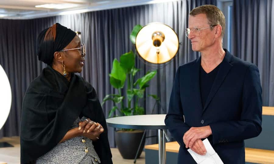 cash-Börsenspiel-Siegerin Lillian Obimo im Gespräch mit cash-Chefredaktor Daniel Hügli.