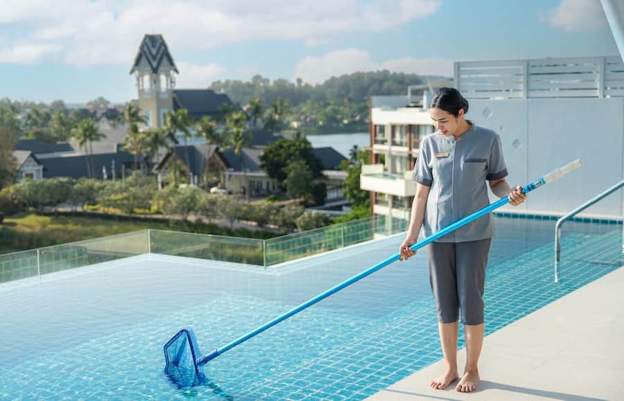 Pool Service bei einer Eigentumswohnung in der Überbauung von Banyan Group Residences in Phuket, Thailand.