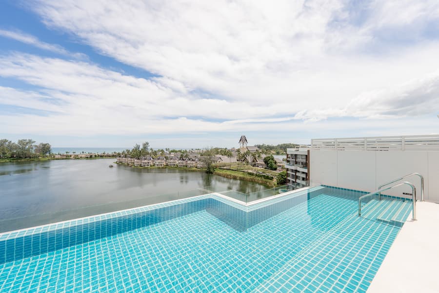 Swimming Pool eines Penthouses von Banyan Group Residences in Bang Tao, Phuket, Thailand.
